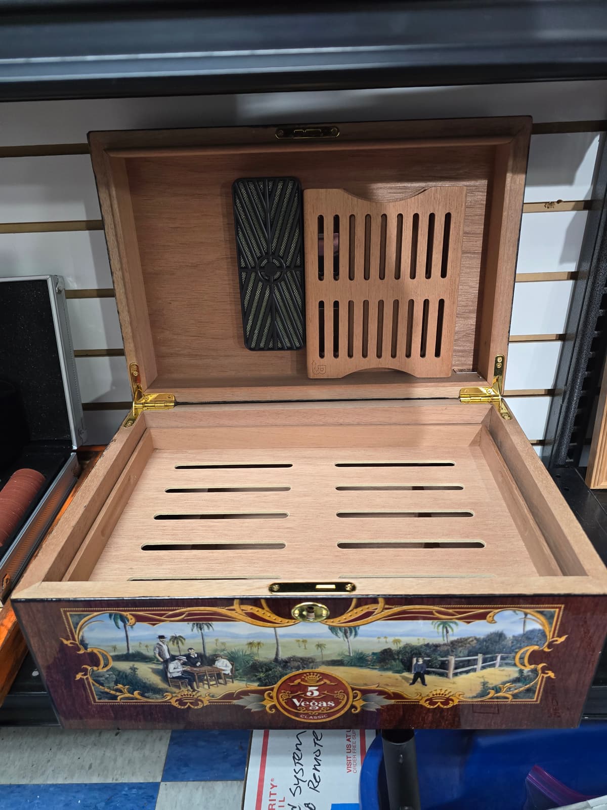 5 Vegas Classic Cigar Humidor Box with Dividers & Humidifier